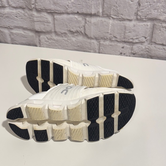 On Cloudswift 4 - Picture 9 of 12